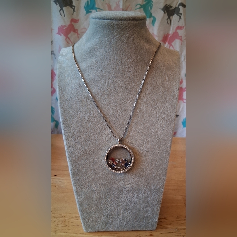 EUC Adult Jewels Silver Tone USA America Floating Charm Necklace Jewelry